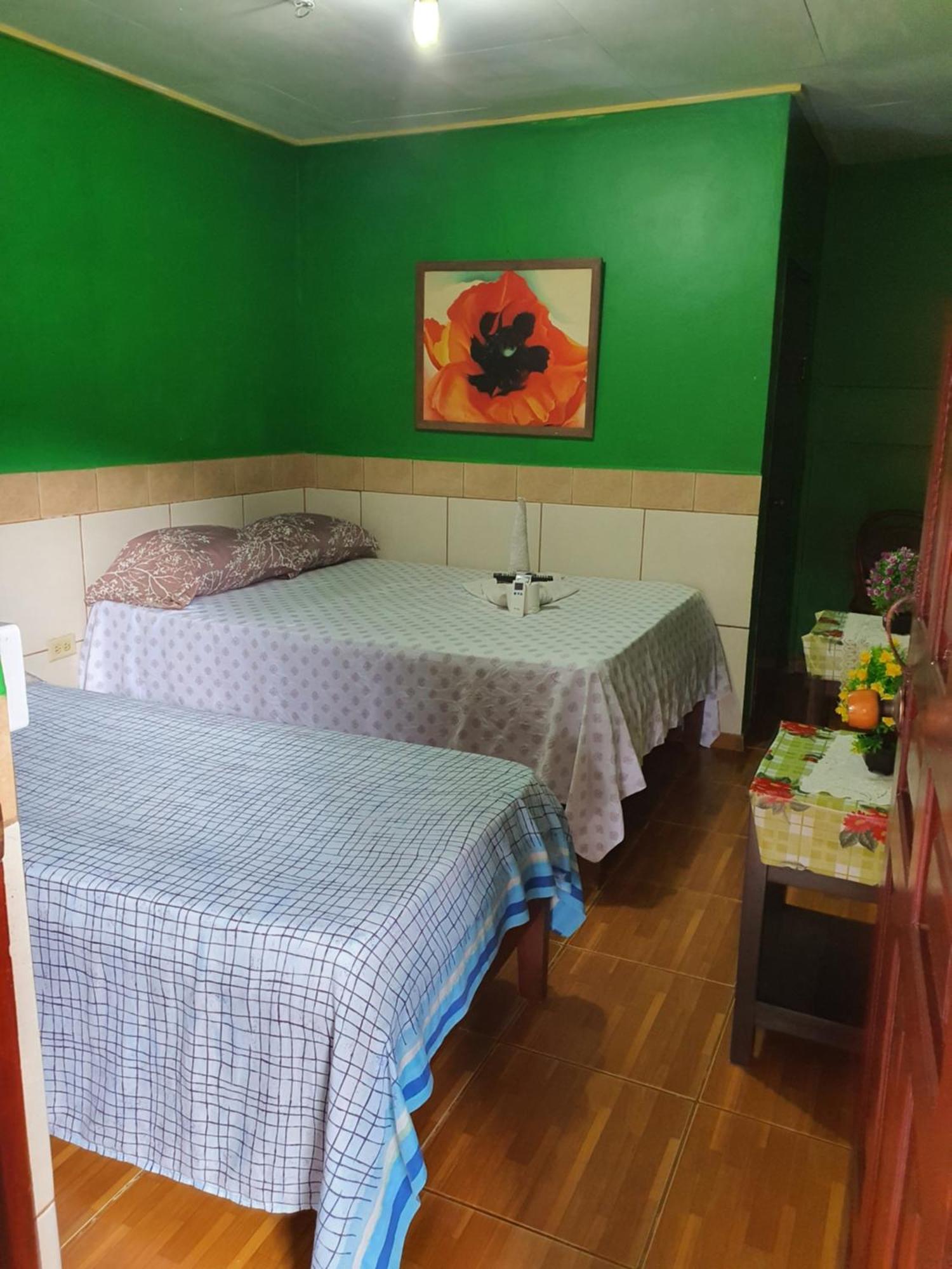 Coxen Hole Hotel Economica מראה חיצוני תמונה