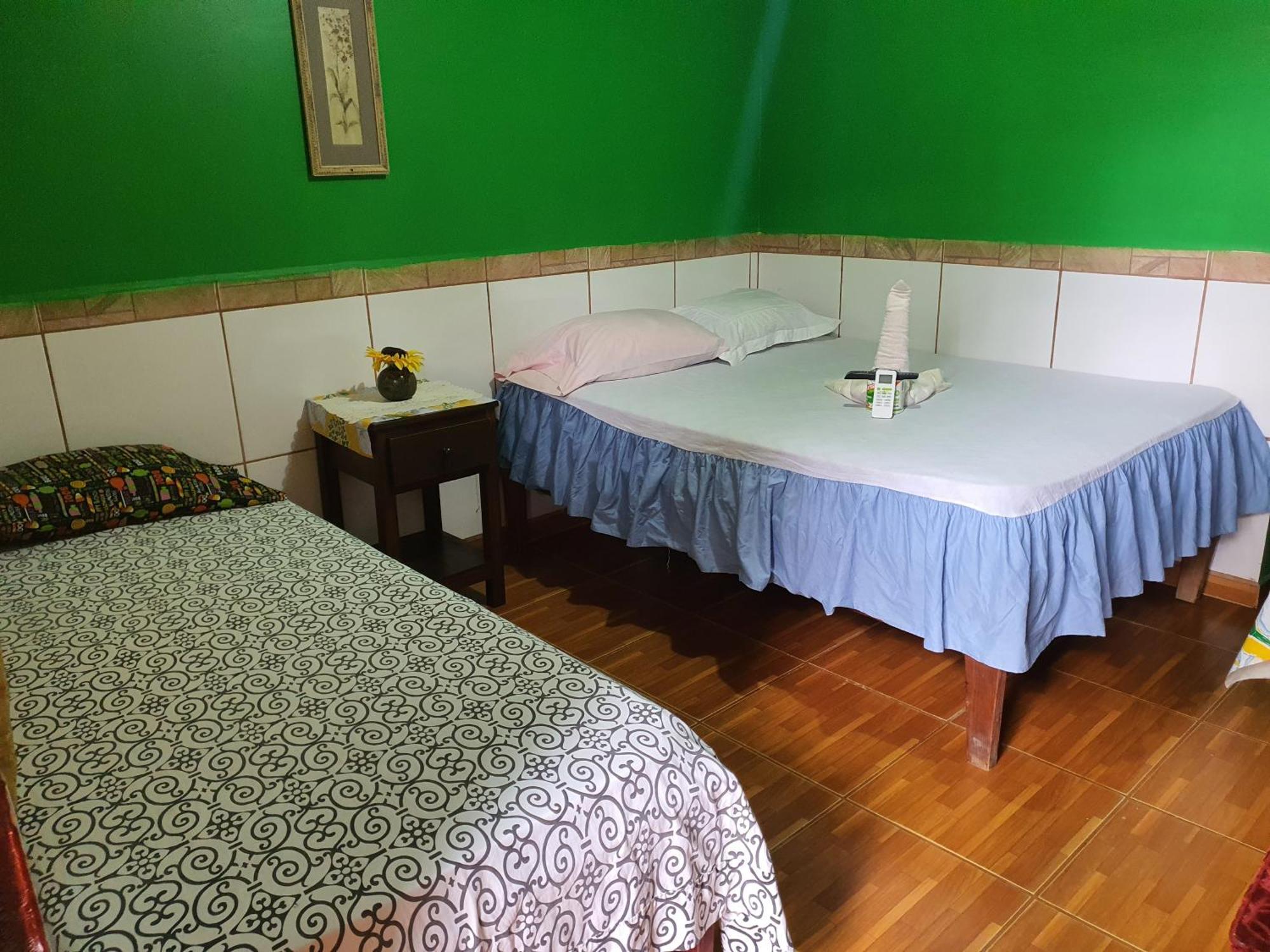Coxen Hole Hotel Economica מראה חיצוני תמונה