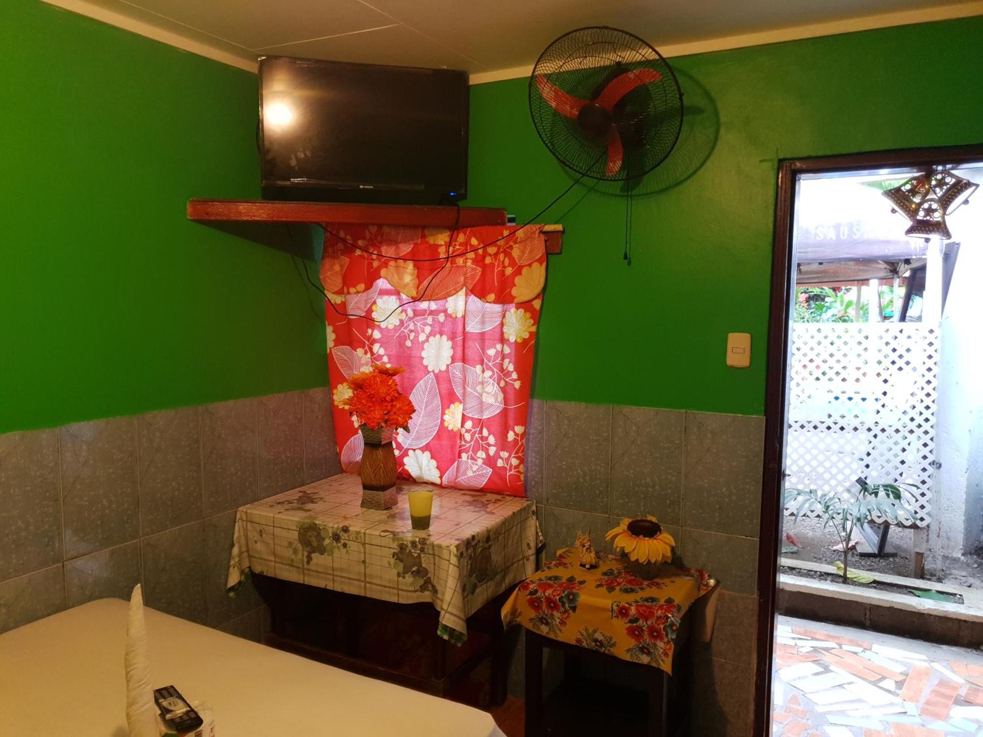 Coxen Hole Hotel Economica מראה חיצוני תמונה