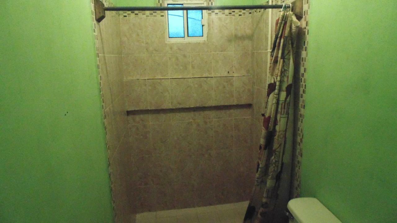 Coxen Hole Hotel Economica מראה חיצוני תמונה