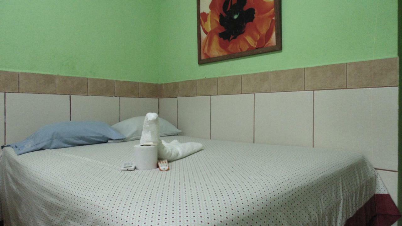 Coxen Hole Hotel Economica מראה חיצוני תמונה